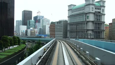 Tren-de-alta-velocidad-llegar-en-el-Centro-Olímpico-de-negocios-en-Tokio