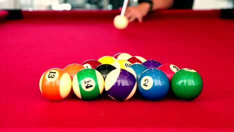 Das-Pool-Billard-Spiel-auf-roten-Filz-Tabelle.-Das-ist-Sport