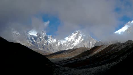 Bewegung-der-Wolken-vor-dem-Hintergrund-der-Himalaya-Gebirge