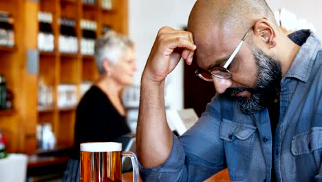 Depressed-man-standing-with-beer-at-counter-4k