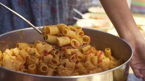 Glückliche-Kinder-bereitet-Essen-Mittagessen-Nudeln-Summer-Camp-außerhalb-an-sonnigen-Tag-im-Park-mit-Speisen-aus-Topf-Pfanne-Zeitlupe