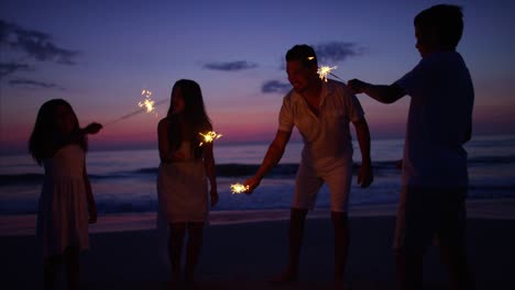 Silhouette-der-latein-amerikanischen-Familie-mit-Spaß-Wunderkerzen