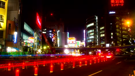 En-construcción-alejar-lapso-de-noche-en-Shinjuku-obturador-lento