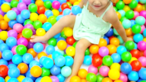 Portrait-of-toddler-girl-sitting-in-paddling-pool