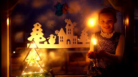 niña-parece-vela-y-sueños.-Árbol-de-Navidad-de-la-decoración-de-año-nuevo.