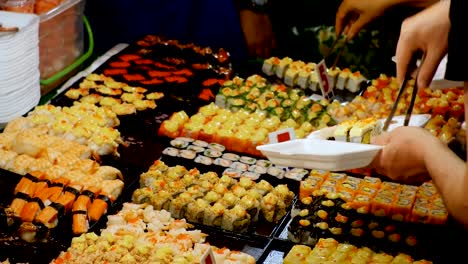 Asiatische-Sushi-auf-der-Theke-in-der-Nacht-Lebensmittelmarkt-von-Jomtien.-Pattaya,-Thailand