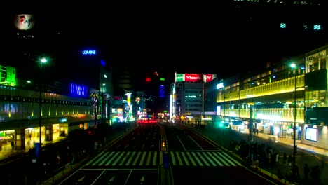 Nacht-Zeitraffer-in-der-Nähe-von-Bahnhof-Shinjuku-Südseite-breite-erschossen