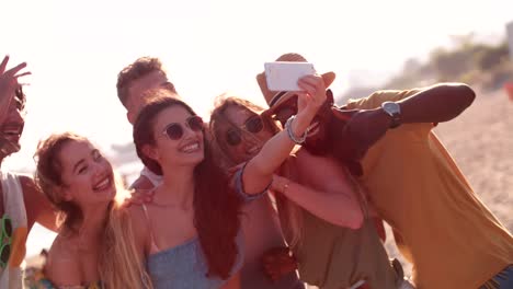 Multi-ethnischen-Hipster-Freunde-unter-Selfies-am-Strand-im-Sommer