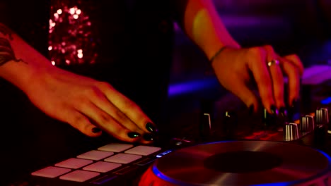 Mädchen-Dj-spielt-in-einem-Nachtclub-in-Zeitlupe