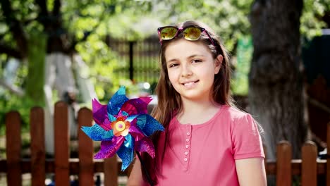 Pre-teen-Mädchen-mit-Windmühle-Spielzeug