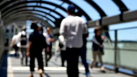 Anonymen-Schar-von-Menschen-zu-Fuß-auf-den-Weg-in-der-Rush-hour