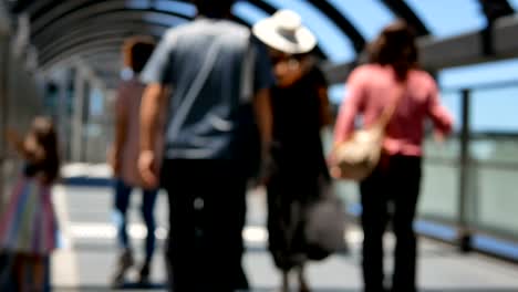 Anonymen-Schar-von-Menschen-zu-Fuß-auf-den-Weg-in-der-Rush-hour