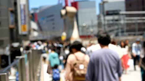 Anonymen-Schar-von-Menschen-auf-Wanderung-gehen-weg