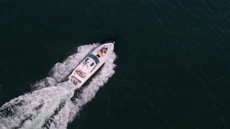 Freunde-auf-Deck-der-yacht