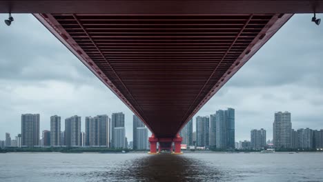 bewölkung,-rote-Brücken-auf-dem-Wasser-und-weit-entfernten-Städten.-Zeitraffer-Fotografie