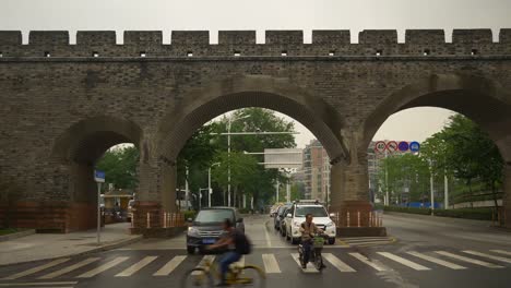 fort-de-día-de-lluvia-wuhan-ciudad-tráfico-calle-arco-china-panorama-4k