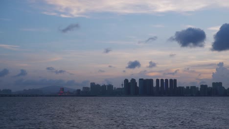 puesta-de-sol-cielo-zhuhai-ciudad-Bahía-lenta-panorama-4k-china