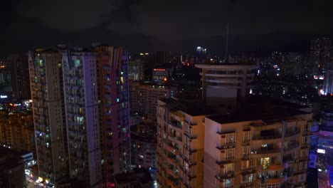 Zhuhai-paisaje-urbano-nocturno-iluminado-tráfico-camino-azotea-panorama-4k-de-china