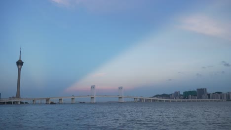 puesta-de-sol-cielo-zhuhai-mágica-ciudad-Macao-puente-y-Torre-panorama-Bahía-4k-china