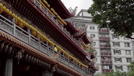 Steincarvings-und-klassischer-Architektur-in-asiatischen-Tempel.