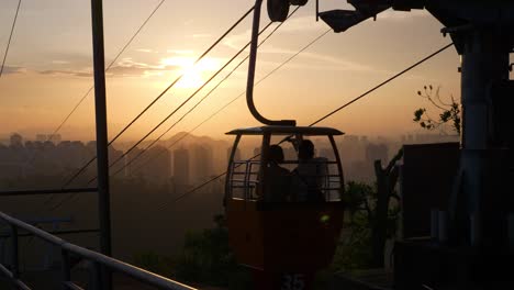 Sonnenuntergang-Himmel-Zhuhai-Stadtbild-Park-View-Drahtseilbahn-Panorama-4k-china