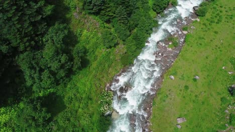 Drone-volando-por-encima-de-la-corriente-en-la-montaña