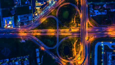 Lapso-de-tiempo-de-la-vista-aérea-de-la-autopista,-autopista-y-carretera-en-el-detalle-de-intersección-de-circo