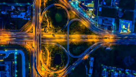 Lapso-de-tiempo-de-la-vista-aérea-de-la-autopista,-autopista-y-carretera-en-el-detalle-de-intersección-de-circo