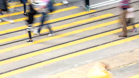 Zeitraffer-der-Menschen-an-einer-Kreuzung-auf-der-Straße-in-Hongkong.