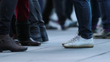 Ángulo-bajo-las-piernas-de-multitud-de-personas-caminando-en-la-calle.-Primer-plano-de-pies-de-la-multitud-en-4K-60fps