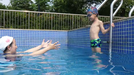 Mutter-und-Sohn-im-Schwimmbad,-4k