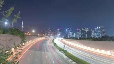 Zeitraffer-Clip-von-Singapur-Stadtverkehr-entlang-der-Autobahn-bei-Sonnenuntergang