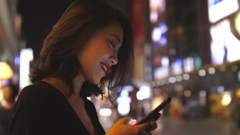 Cerca-de-la-mujer-con-el-teléfono-en-la-calle