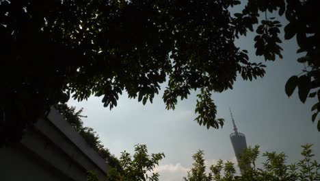 sonnigen-Tag-Guangzhou-Stadt-Park-berühmten-Turm-Slow-Motion-Panorama-4k-china