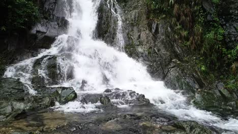 Luftaufnahme-des-Wasserfalls-in-den-tropischen-Regenwald-Bergen