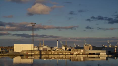 Handel-mit-Hafen-Sonnenuntergang-gegen-den-blauen-bewölkten-Himmel.