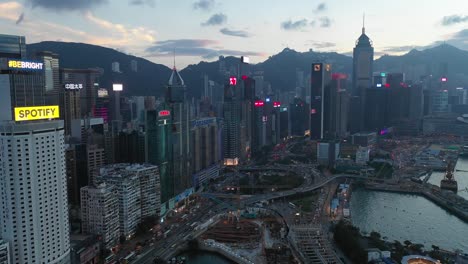 4K-Luftbild-Aufnahmen-von-Hong-Kong-City-im-Sonnenuntergang