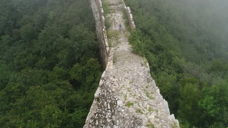 Luftaufnahme-von-Frau-Wanderer-Wandern-auf-der-chinesischen-Mauer