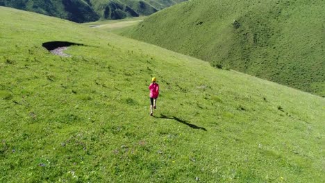 Luftaufnahme-des-jungen-Fitness-frau-Trailläufer-laufen-auf-Grünland-mountain.4k