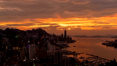 Hong-Kong-centro-lapso-hora-a-la-noche.-Puerto-de-Victoria.-Distrito-financiero-de-ciudad-inteligente.-Rascacielos-y-altos-edificios.-Vista-aérea-al-atardecer.