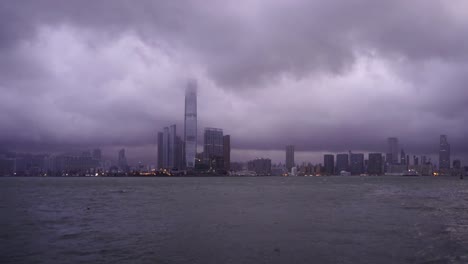 Hong-Kong-centro-wHong-Kong-Downtown-con-nubes-de-tormenta.-Cielo-espectacular-con-lluvia-en-el-puerto-de-Victoria.-Los-centros-de-distrito-financiero-y-negocios.-Edificios-rascacielos-y-rascacielos