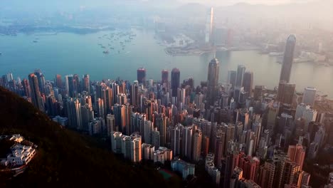 Blick-auf-Downtown-Hong-Kong.-Financial-District-und-Business-Zentren-in-intelligente-Stadt-in-Asien.-Draufsicht-der-Wolkenkratzer-und-Hochhaus-Gebäude.