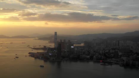 4-k-Hyperlapse-Antenne-Szene-von-Hong-Kong-City-mit-Victoria-Bay-Szene-im-Sonnenuntergang