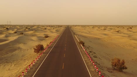 Carretera-del-desierto-en-Xinjiang,-China