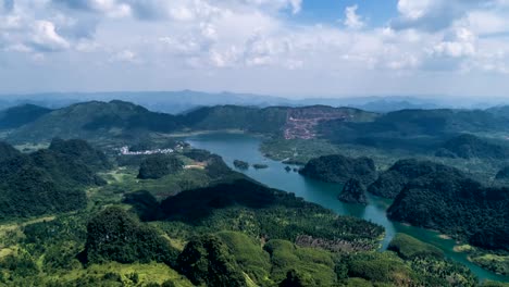 Vista-aérea-del-lago-y-las-montañas-Karst-en-día-soleado,-timelapse