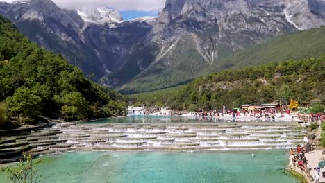 Blanco-agua-río-o-río-Baishui-y-Jade-Dragon-Snow-Mountain,-Lijiang,-Yunnan,-China.