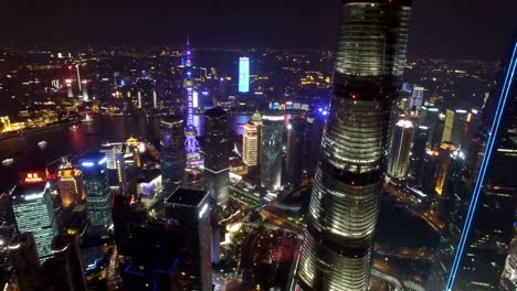 Toma-aérea-del-paisaje-urbano-de-Shanghai-y-horizonte-en-la-noche-de-Shanghai,-China