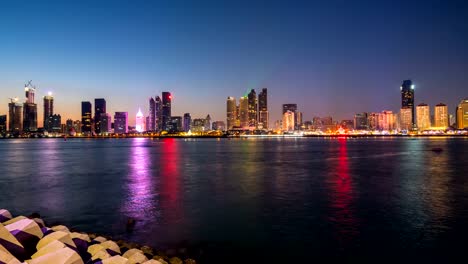 Zeitraffer-von-Qingdao-Skyline-von-Tag-zu-Nacht