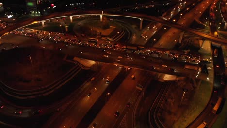 Cruce-de-carreteras-de-transporte-aéreo.-Camino-del-tráfico-de-la-ciudad-moderna-por-la-noche.-Cruce-de-carreteras-de-transporte.