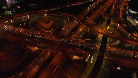 Luft-Verkehr-Kreuzung.-Moderne-Stadt-befahrenen-Straße-in-der-Nacht.-Verkehrsknotenpunkt-für-Straße.